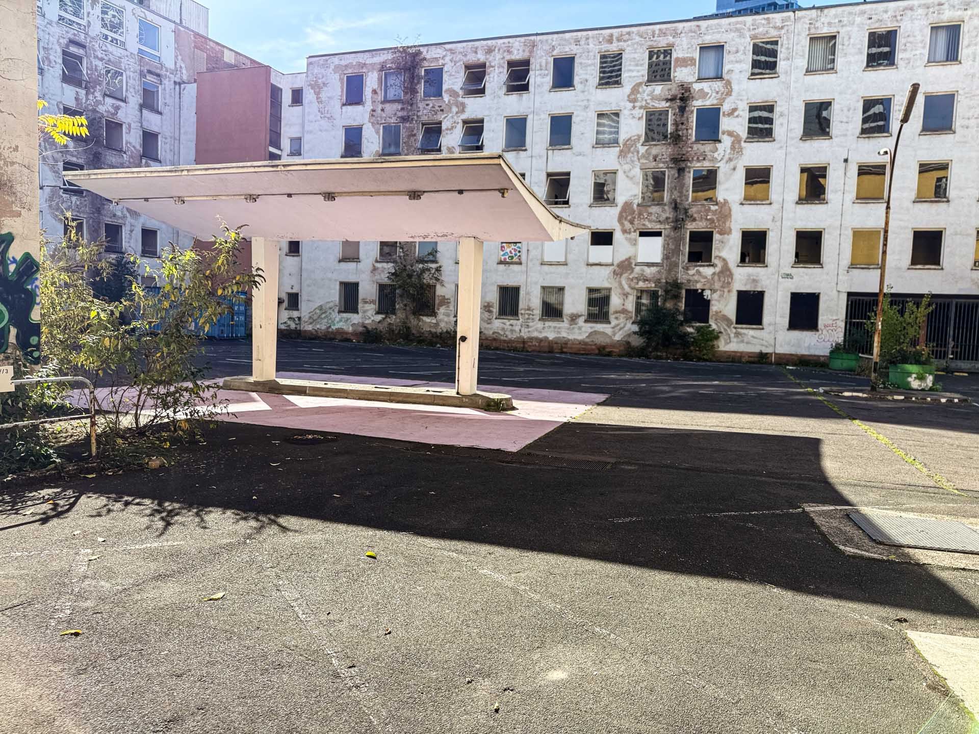 stillgelegte Tankstelle