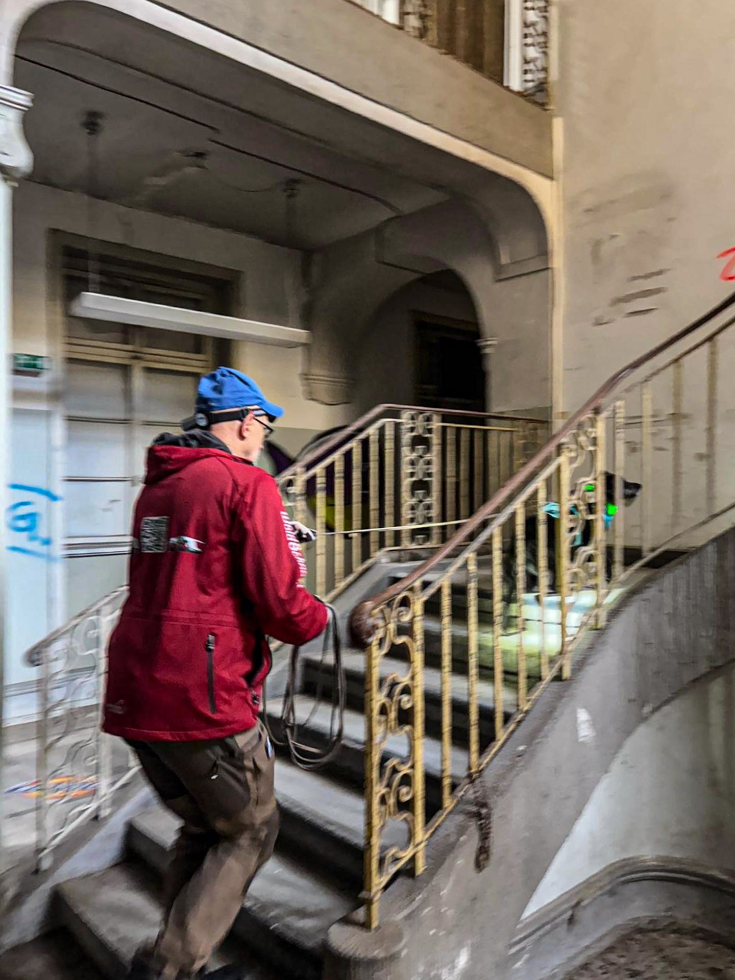 Sheena und ich laufen die Treppen hoch