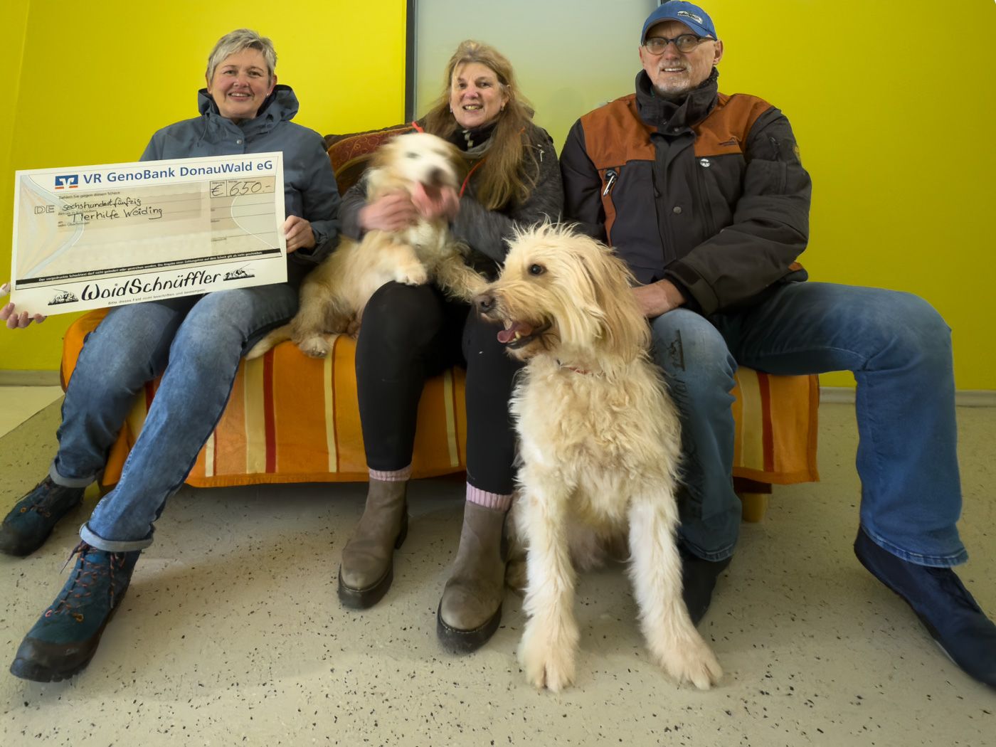 von links nach rechts: Sandra Goham, Hündin Sunny, Andrea Kunz-Lankes, Hund Sammy, Dieter Neumann