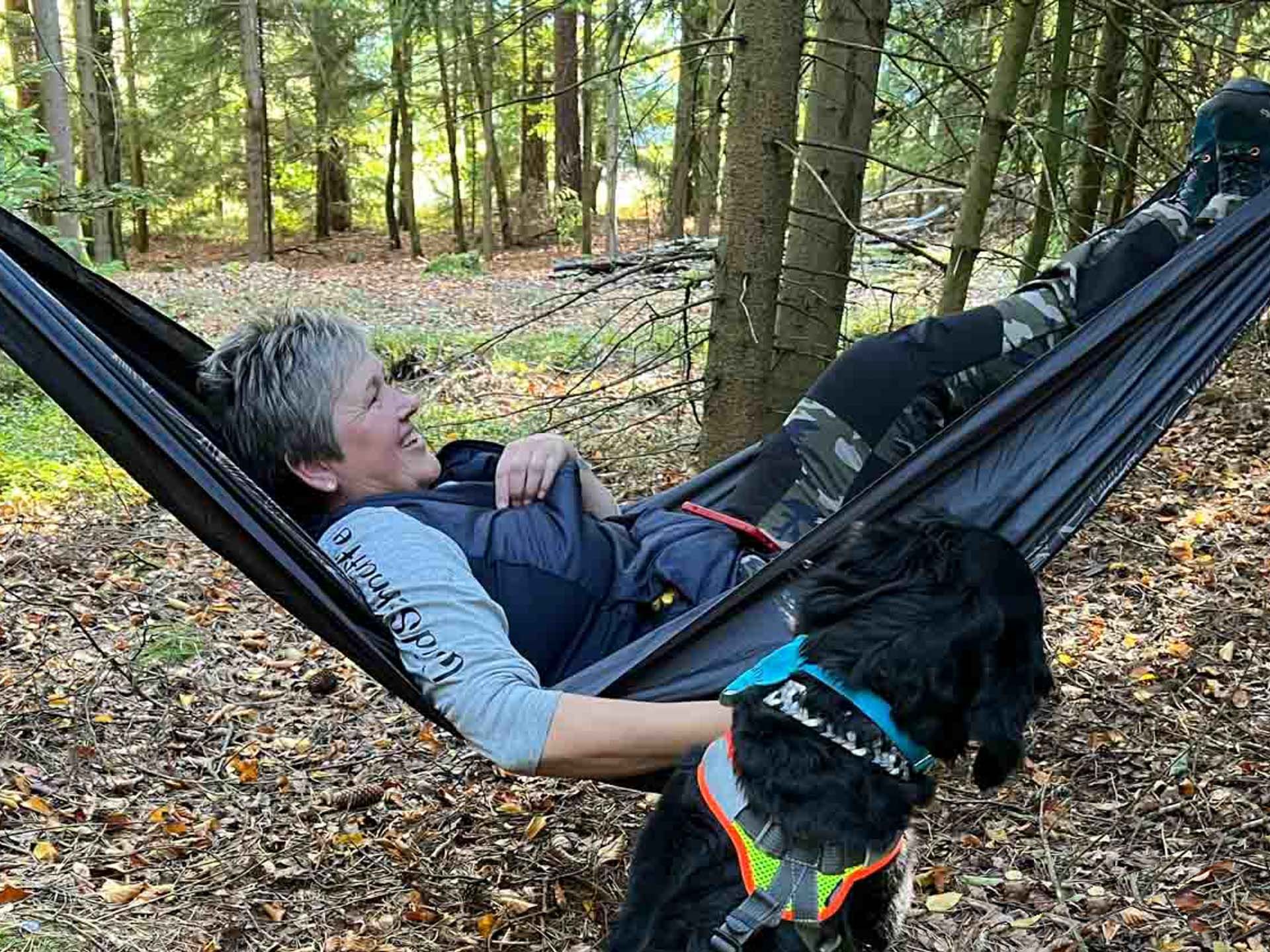 Trainerin Sandra in der Hängematte 